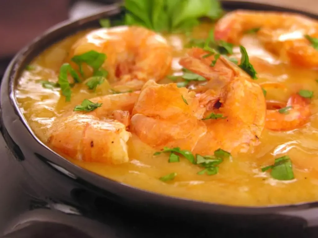 Prato com camarão cozido imerso em molho e cheiro verde, Prato típico da culinária maranhense chamadoo de bobó de camarão.