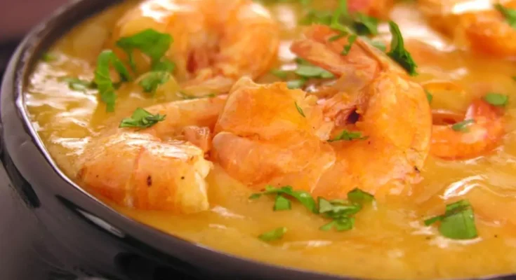 Prato com camarão cozido imerso em molho e cheiro verde, Prato típico da culinária maranhense chamadoo de bobó de camarão.