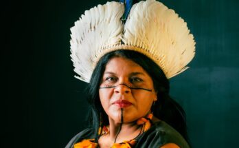 indígena Sônia guajajara com pintura no rosto e cocar característico dos índios