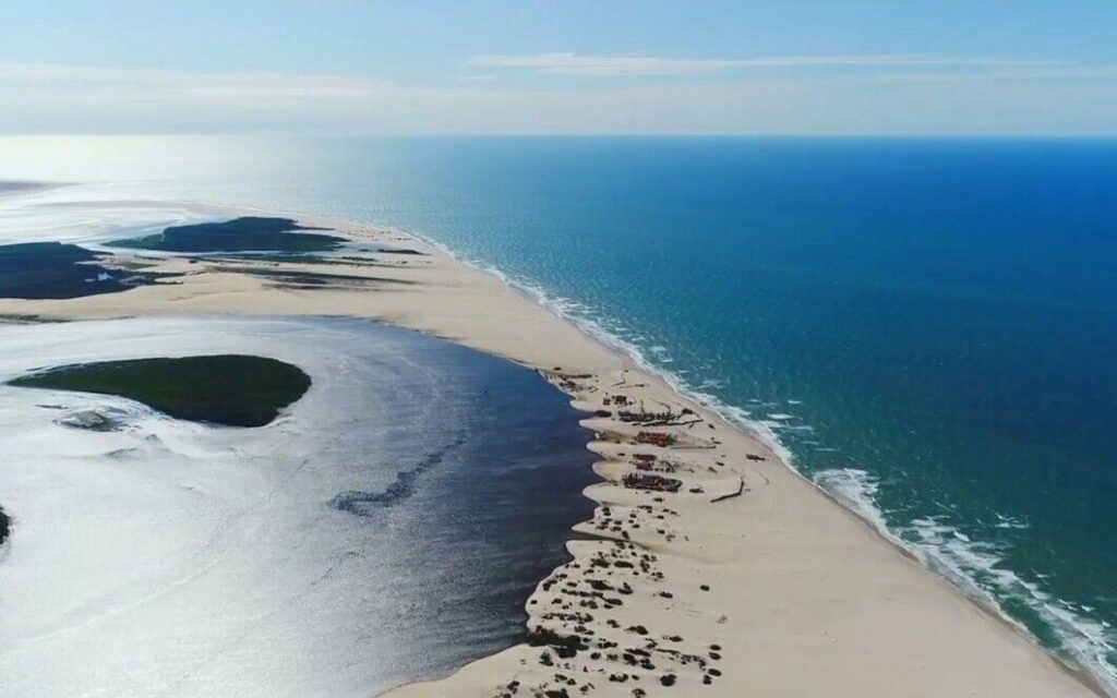 Praia deserta de Caburá em barreirinhas