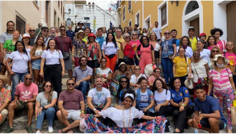 Escadaria no centro histórico com pessoas posando para foto