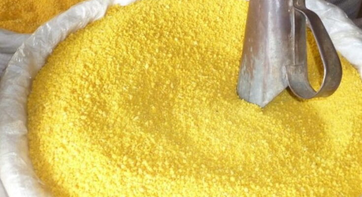 farinha armazenada em um saco no comércio