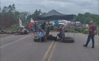 pessoas protestando na BR-316 e causando bloqueio na passagem de veículos