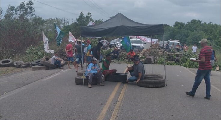 pessoas protestando na BR-316 e causando bloqueio na passagem de veículos