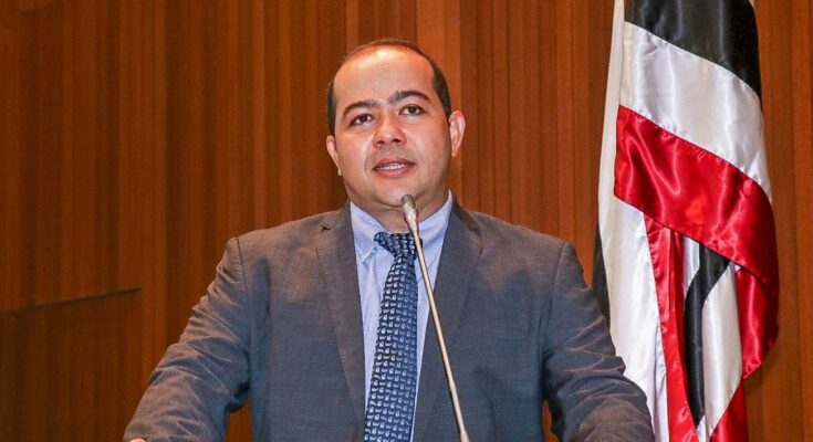 Pré-candidato a prefeitura de imperatriz, Rildo Amaral, em tribuna durante discurso na assembleia legislativa