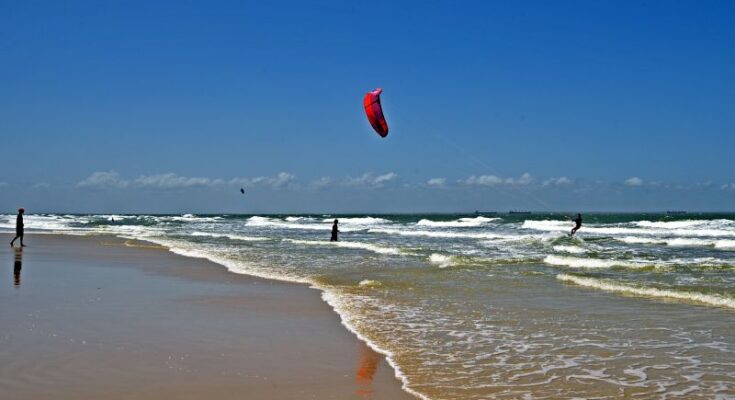 praia em são luis do maranhão com praticante de kite surf