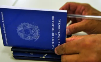 carteira de trabalho sendo assinada