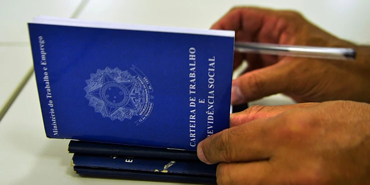 carteira de trabalho sendo assinada